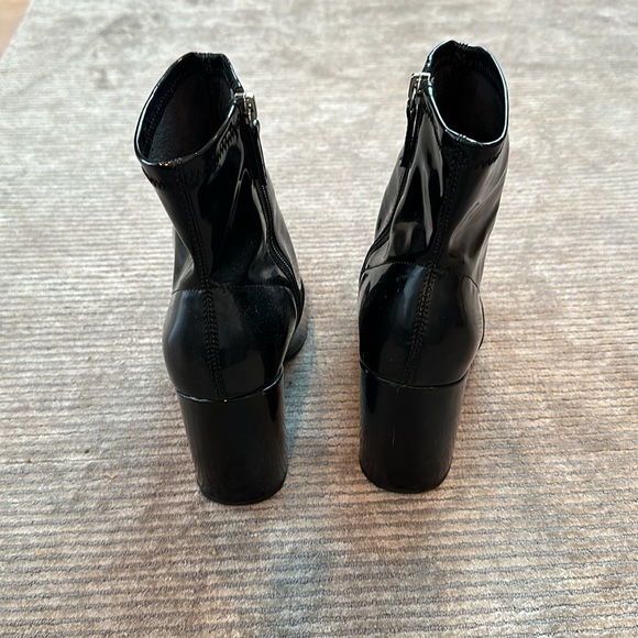 Black patent leather ankle boots, side zipper openings - Picture 2 of 4